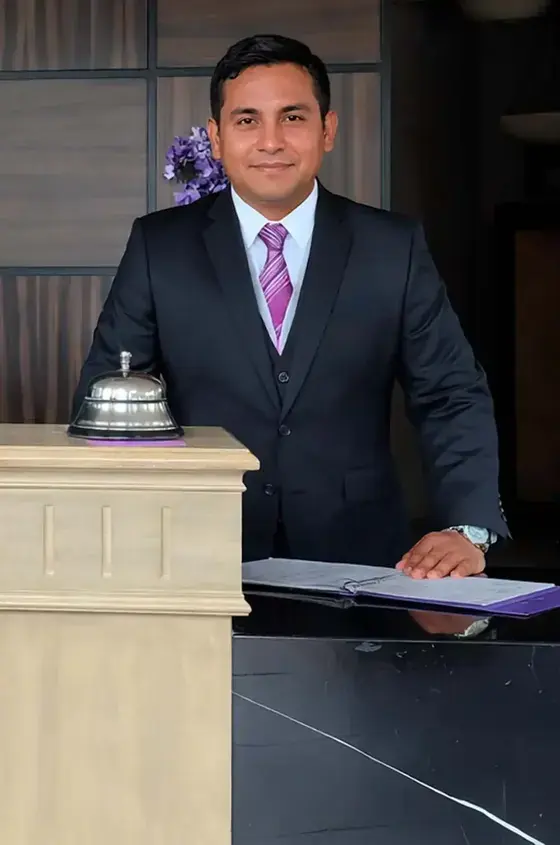 Asesor de Valparaíso Funerales en la recepción de la sucursal de Toluca